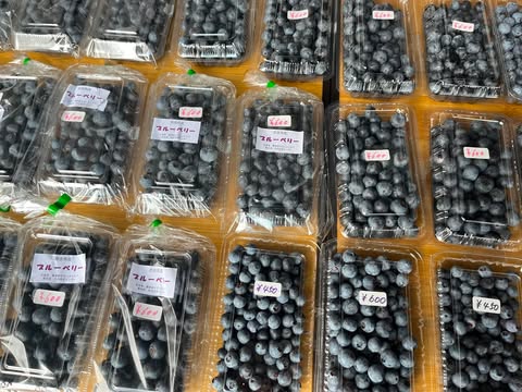 明日は、農家さんのお野菜販売日♪